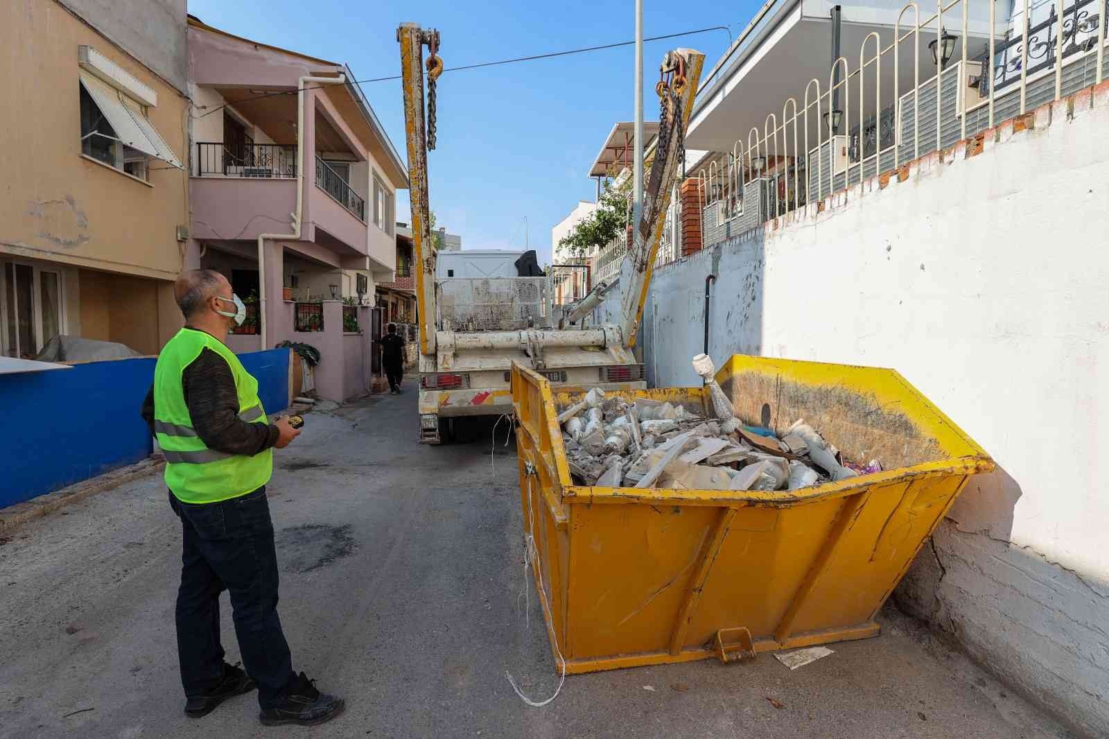 Buca'da günde 110 ton moloz topluyor