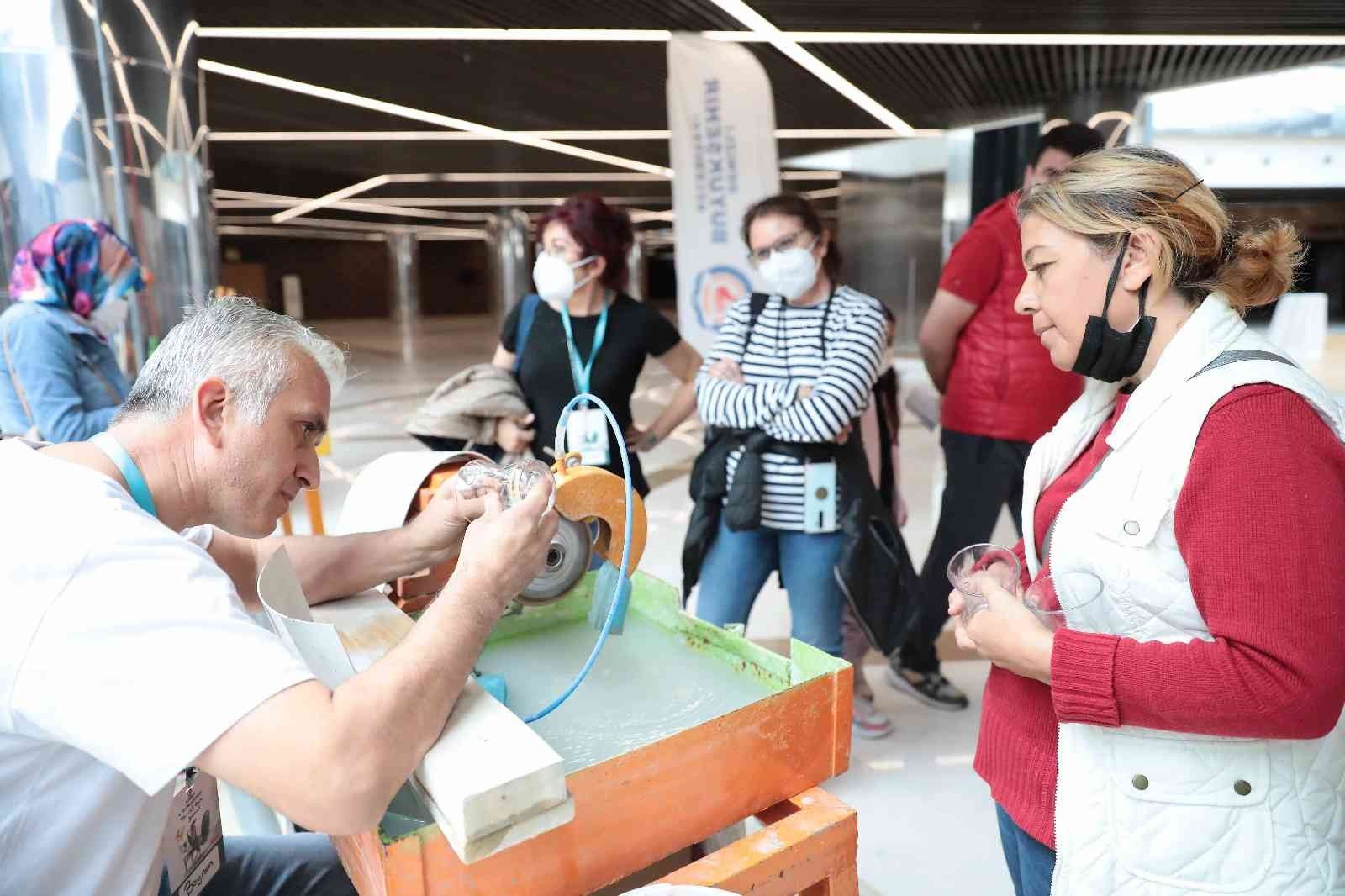 Cam giysilerin defilesi heyecanla bekleniyor