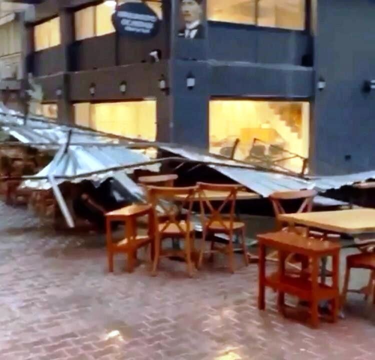 Çatılar uçtu, ağaçlar devrildi