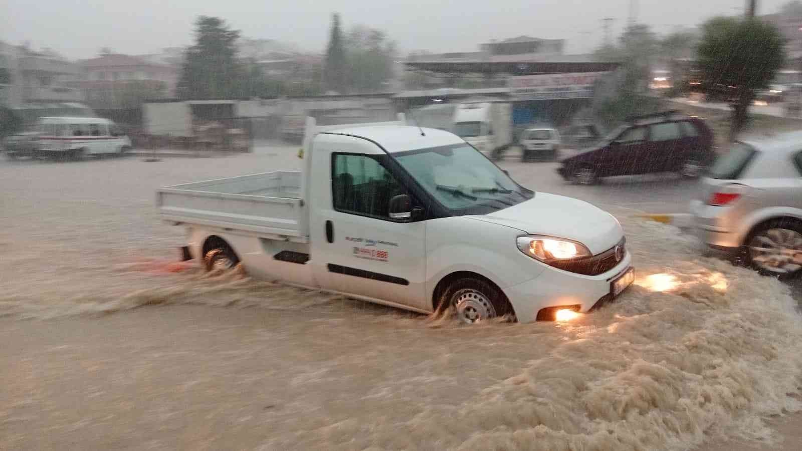 Çatılar uçtu, ağaçlar devrildi