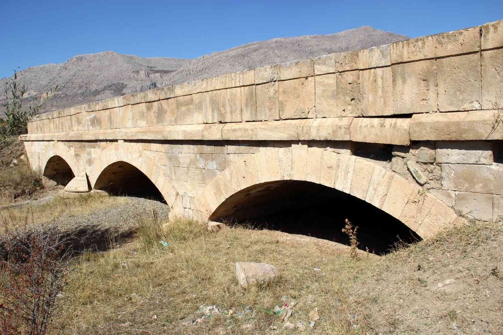 Define avcılarının hedefi olan tarihi köprüde yıkılma tehlikesi