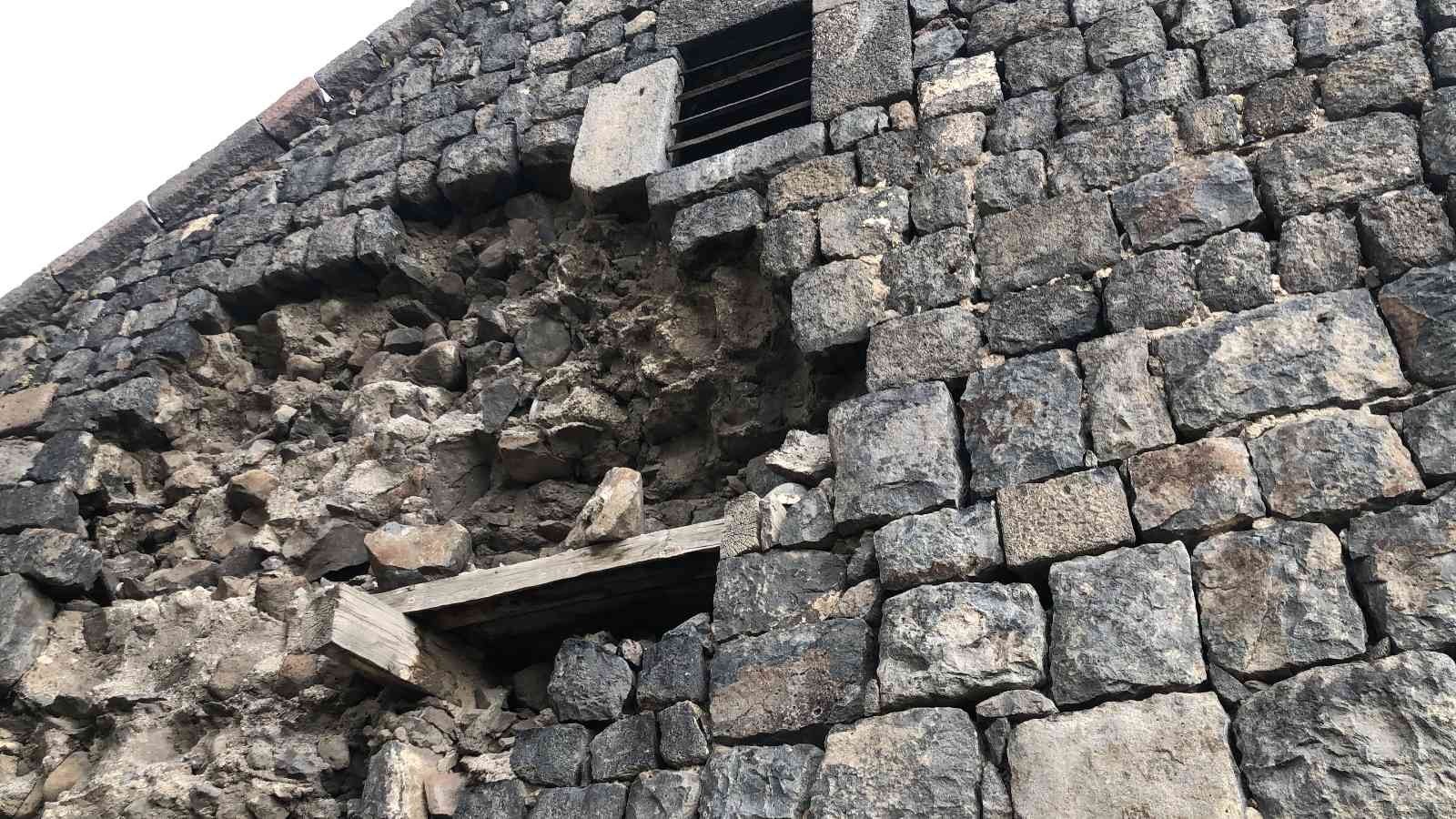 Defineciler 100 yıllık kiliseyi talan etti