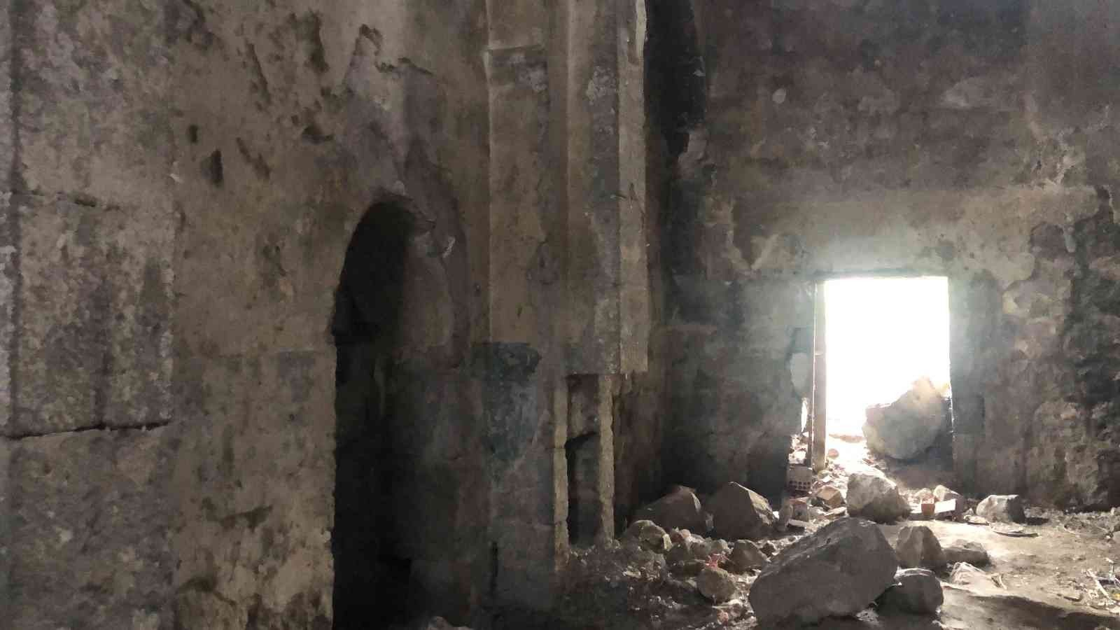 Defineciler 100 yıllık kiliseyi talan etti