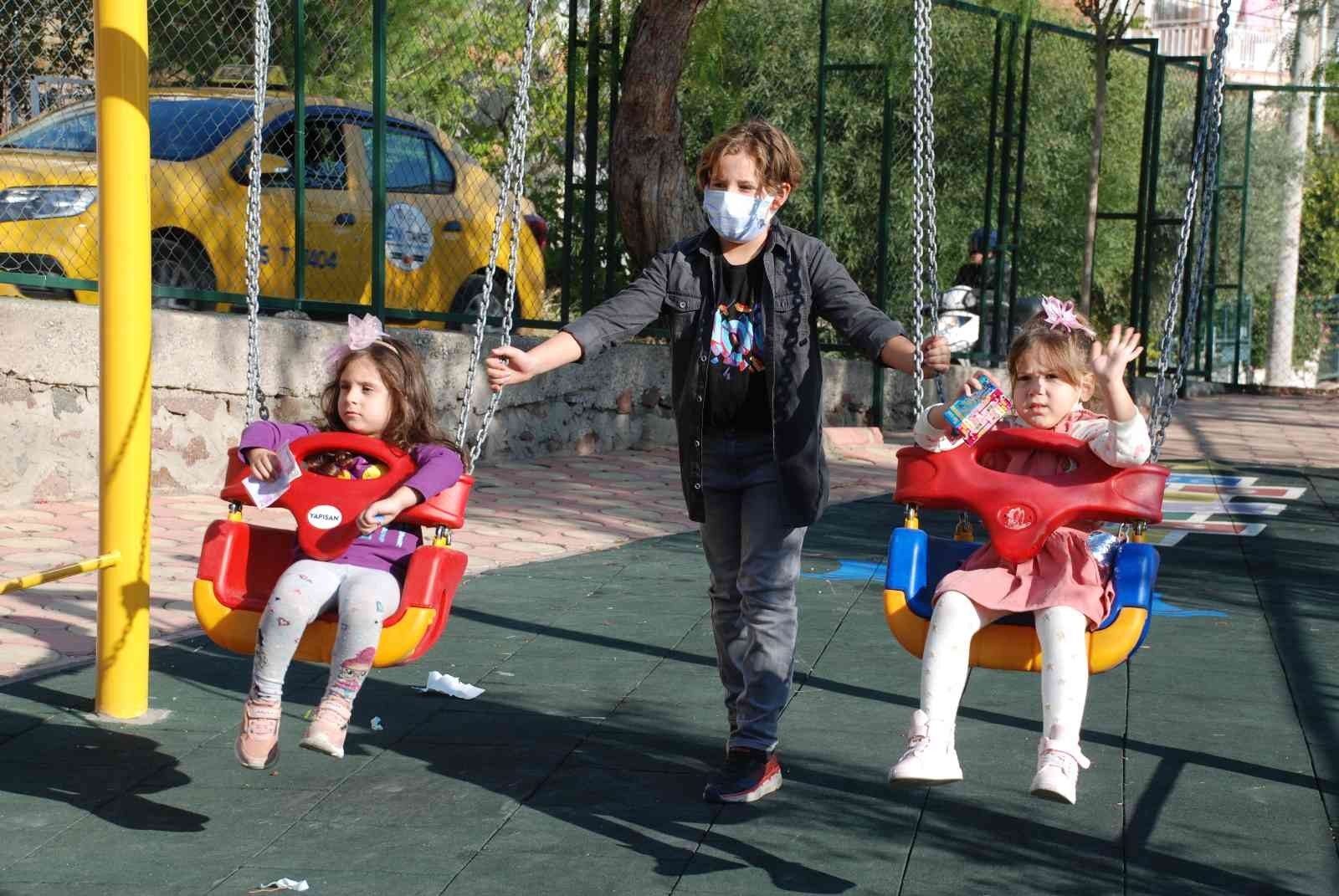 Depremin sembolü Ayda, annesinin adını taşıyan parkta oynadı