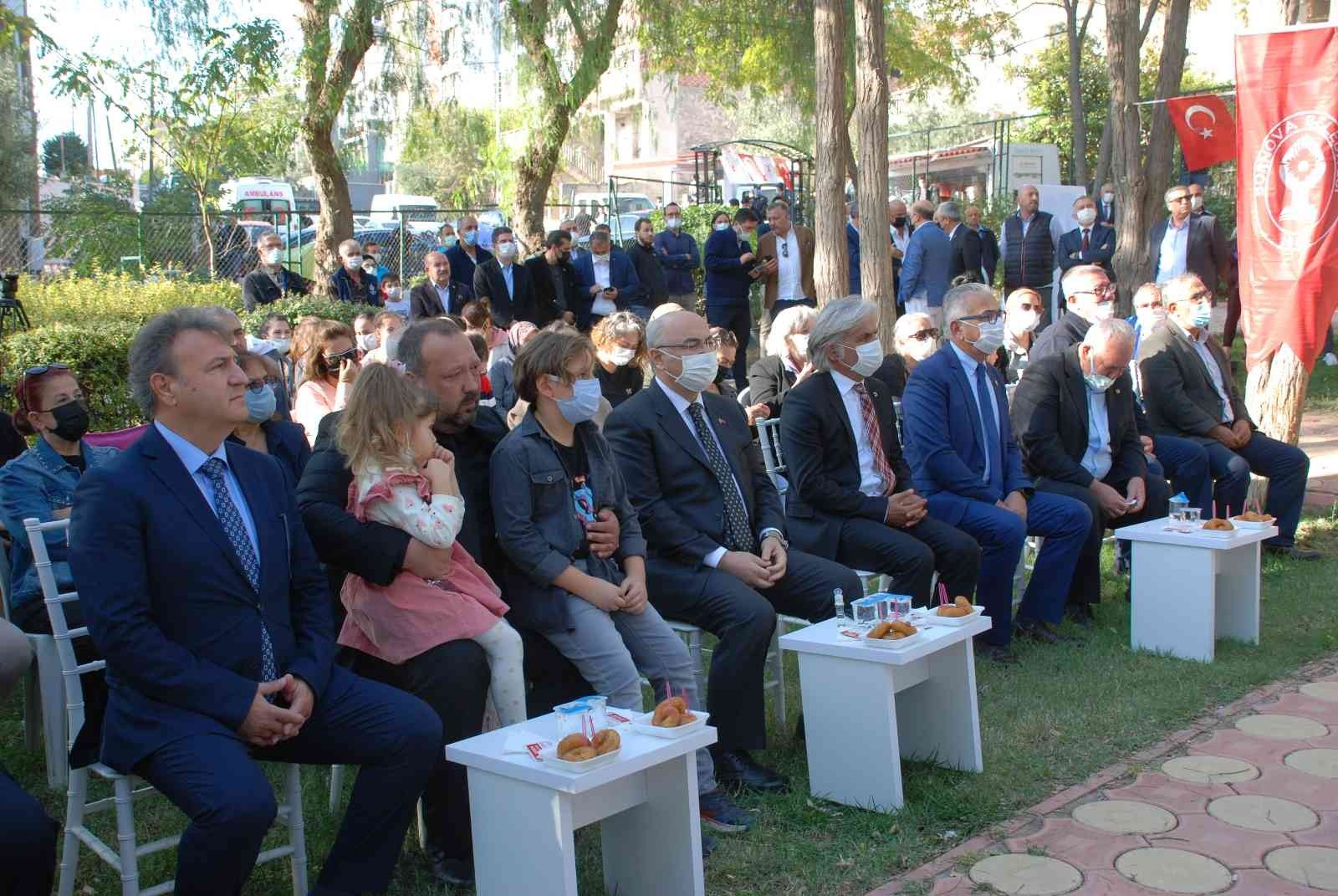 Depremin sembolü Ayda, annesinin adını taşıyan parkta oynadı