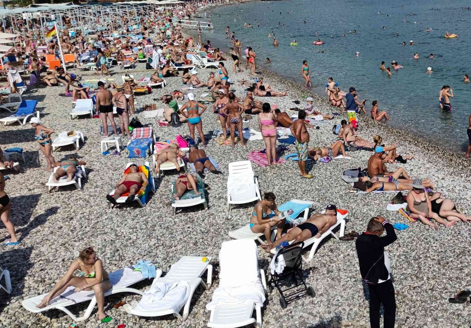 Ekim ayı ortasında sahilde turist yoğunluğu