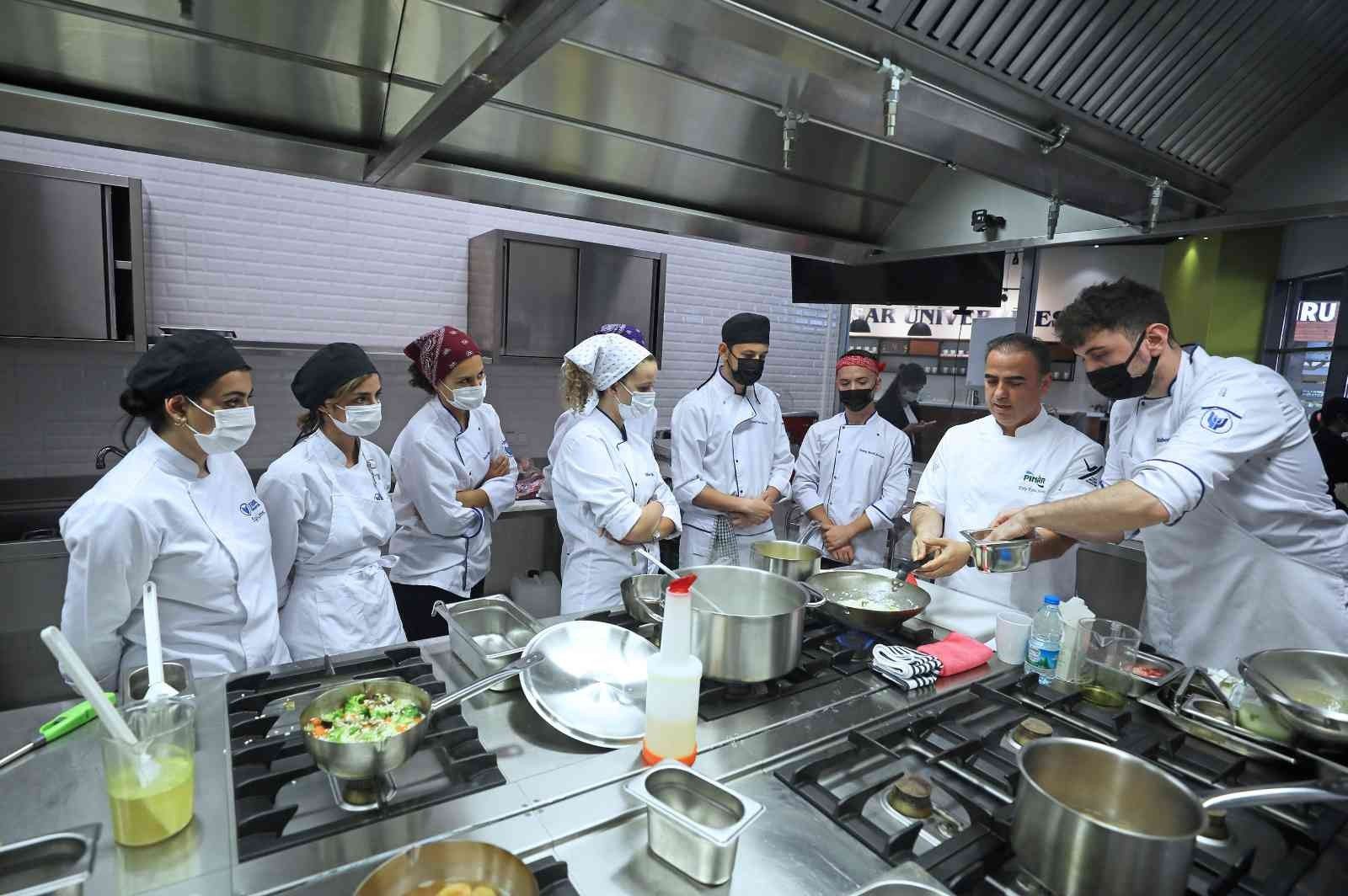Gıda atıklarından yemek yaparak israfa dikkat çektiler