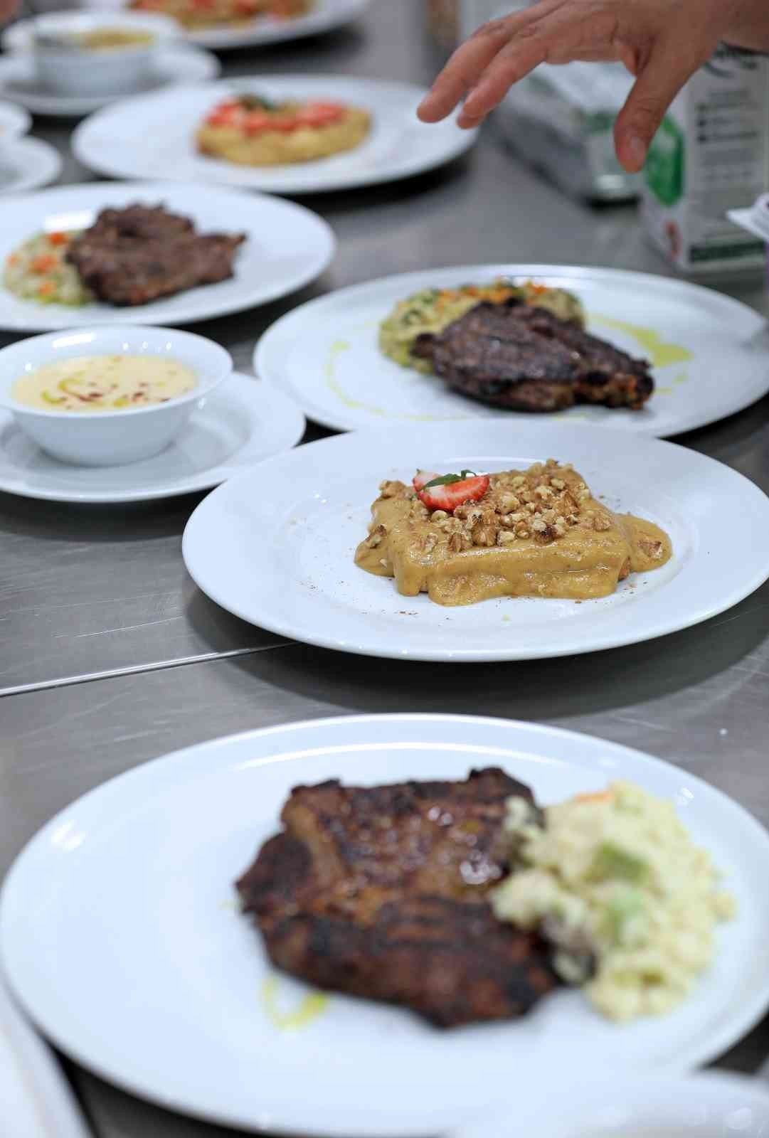 Gıda atıklarından yemek yaparak israfa dikkat çektiler