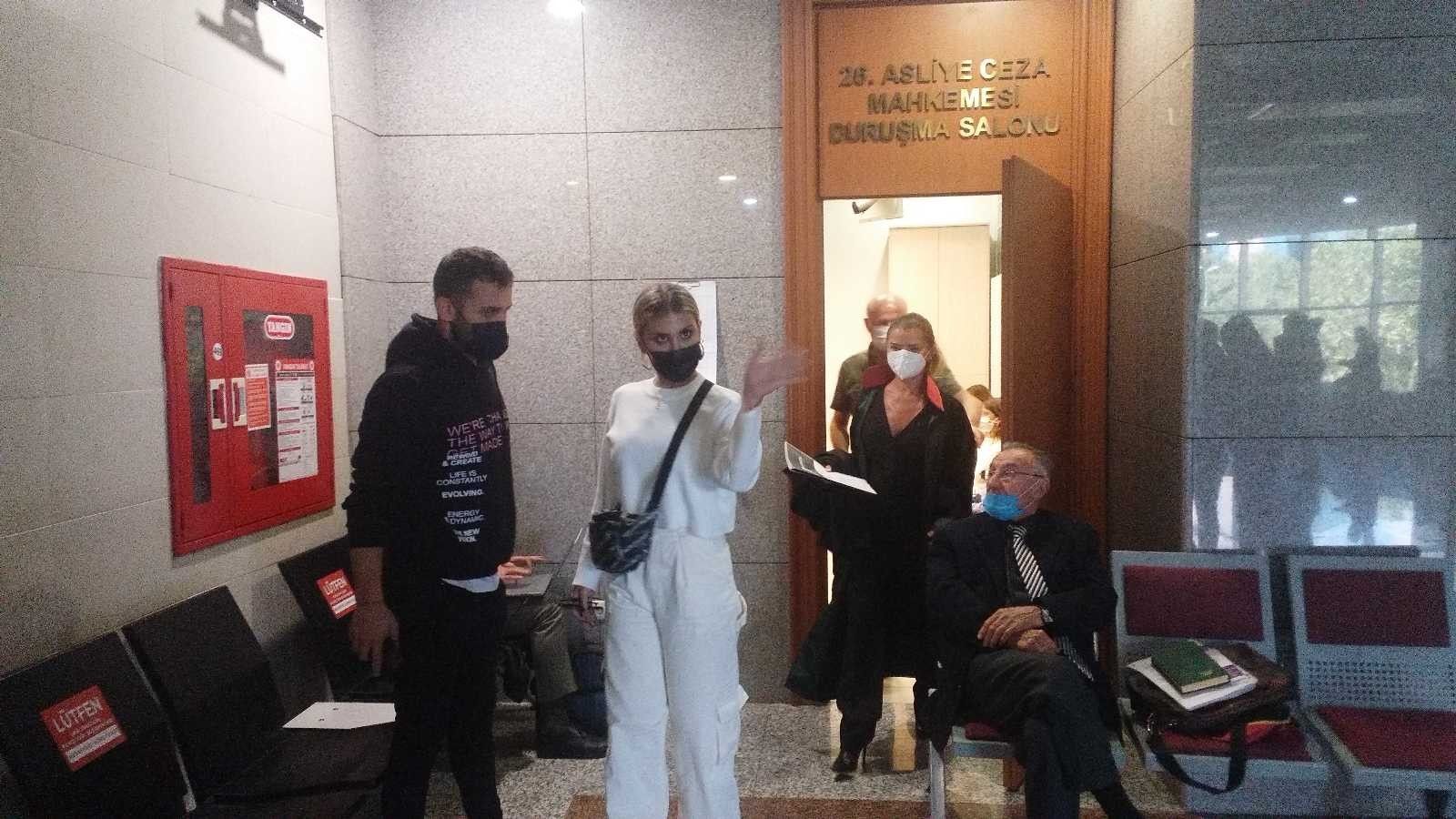 Şarkıcı İrem Derici'ye hakarete para cezası