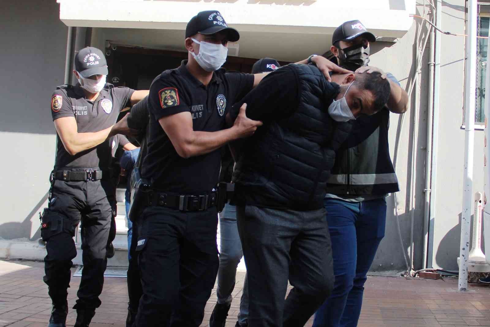 İzmir merkezli çete operasyonunda zanlılar adliyede
