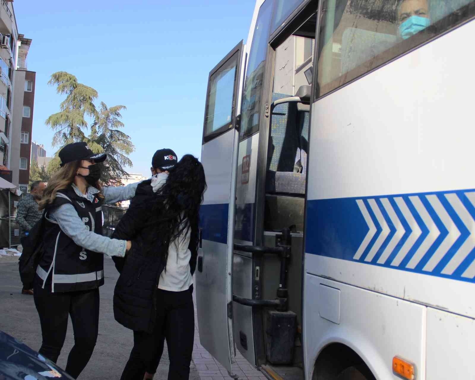 İzmir merkezli çete operasyonunda zanlılar adliyede