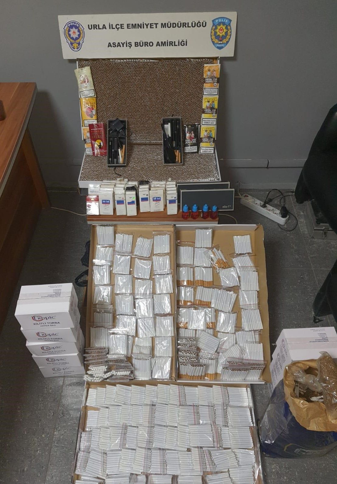 İzmir'de bir eve kaçak sigara operasyonu: 1 gözaltı