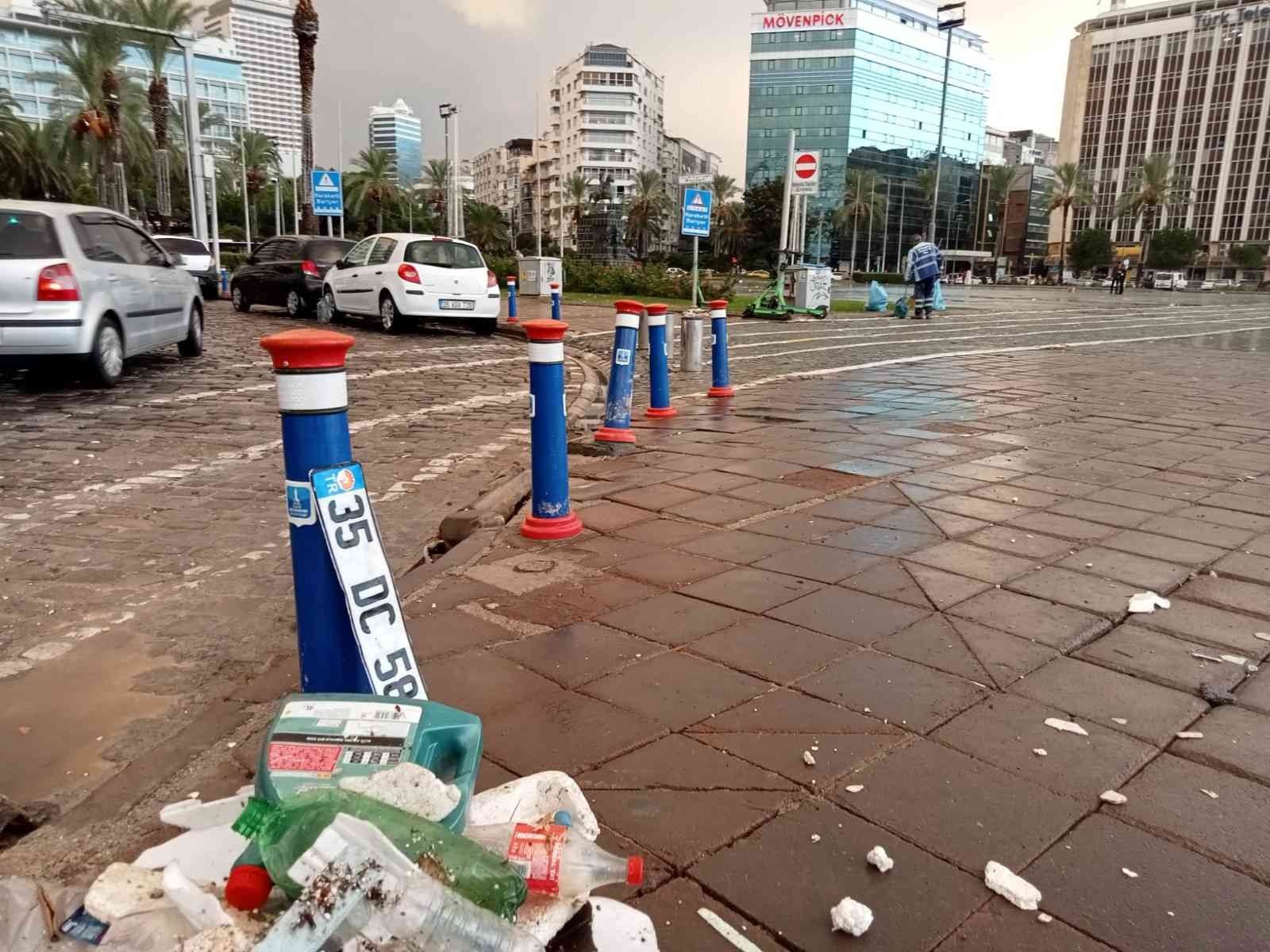 İzmir'de fırtına yüzlerce kiloluk beton blokları söktü
