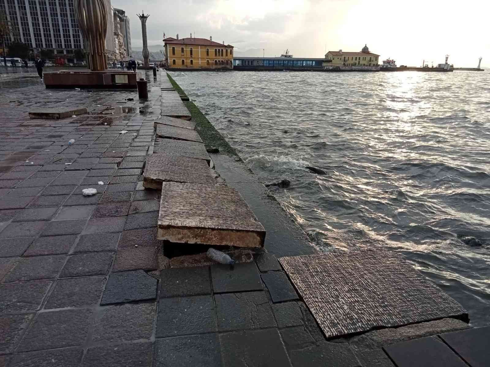 İzmir'de fırtına yüzlerce kiloluk beton blokları söktü