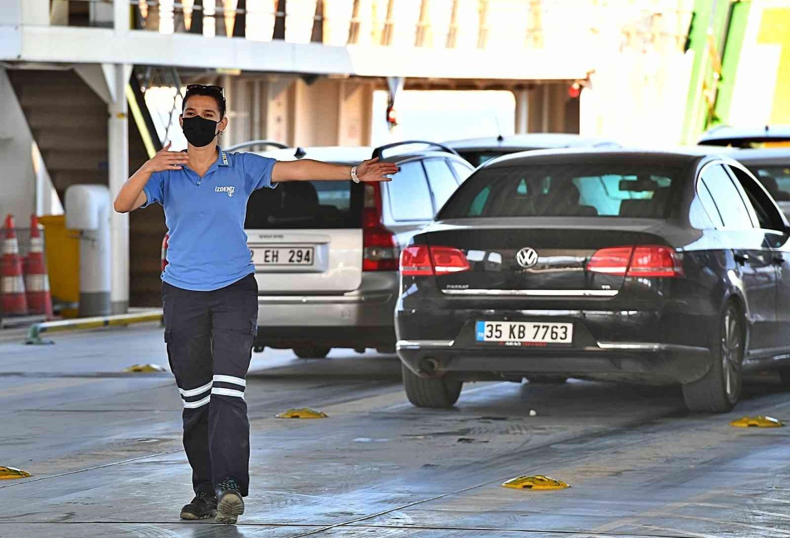 İzmir'de güverteye kadın eli: Halat bağlıyor, dümen tutuyor