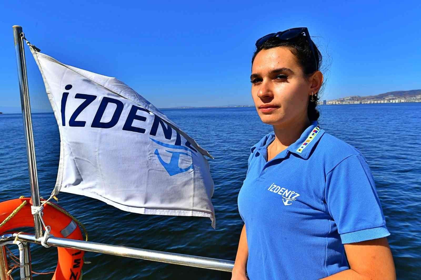 İzmir'de güverteye kadın eli: Halat bağlıyor, dümen tutuyor