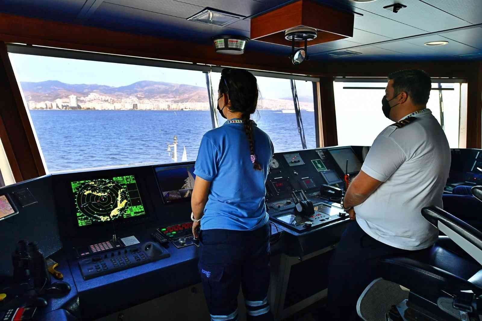 İzmir'de güverteye kadın eli: Halat bağlıyor, dümen tutuyor
