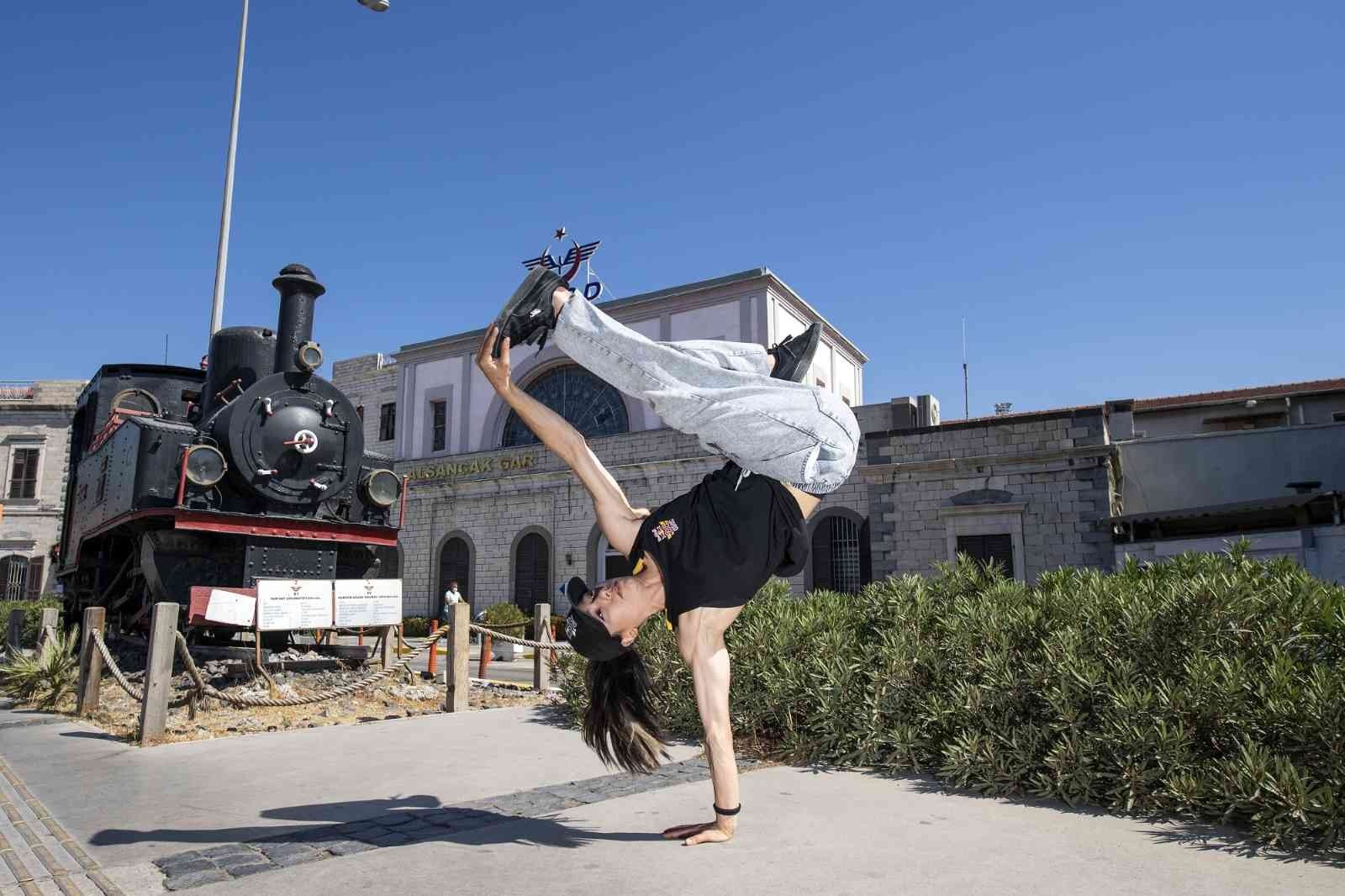 İzmir'in 'Dance City Guide' rehberi yayında