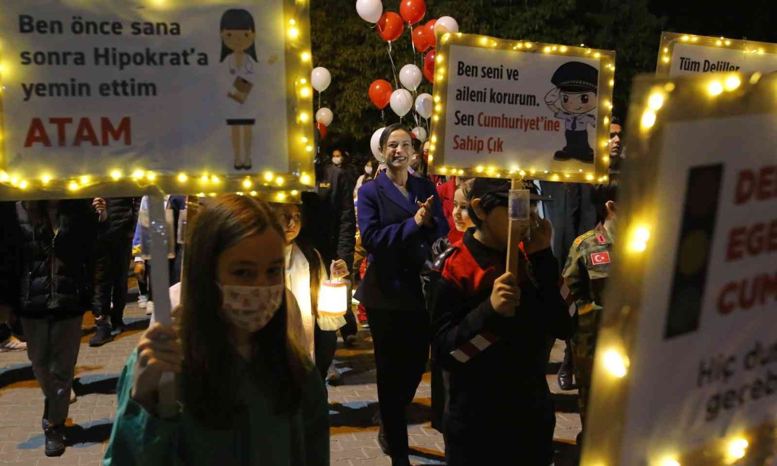 İzmir'in ilçelerinde Cumhuriyet coşkusu gece de sürdü