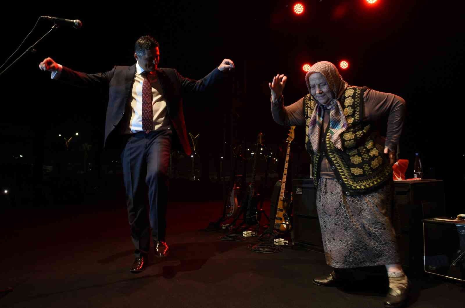 İzmir'in ilçelerinde Cumhuriyet coşkusu gece de sürdü