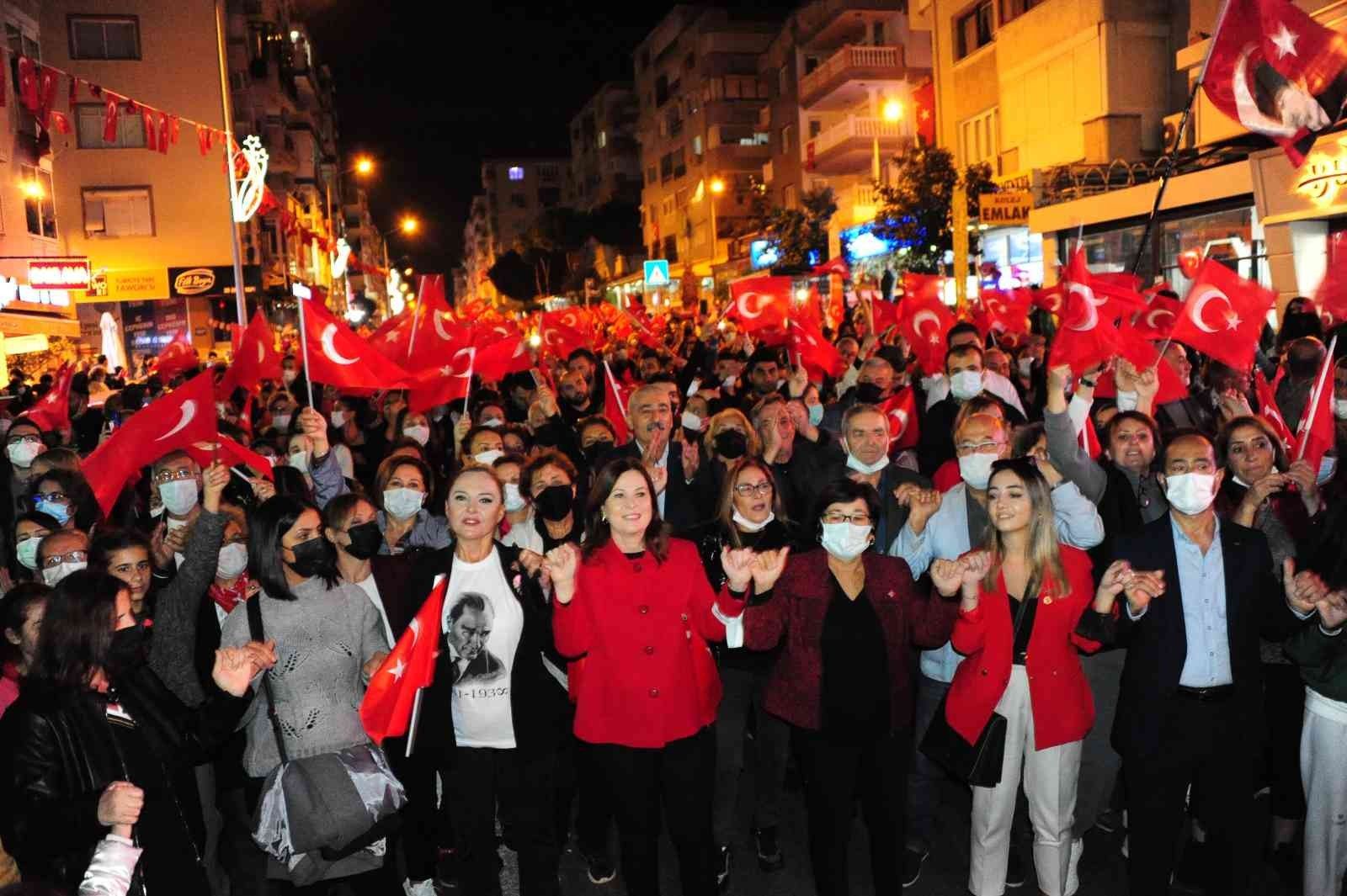 İzmir'in ilçelerinde Cumhuriyet coşkusu gece de sürdü