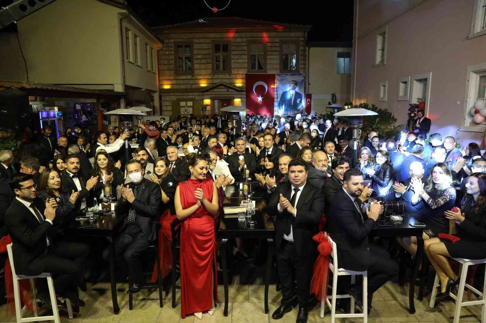 İzmir'in ilçelerinde Cumhuriyet coşkusu gece de sürdü