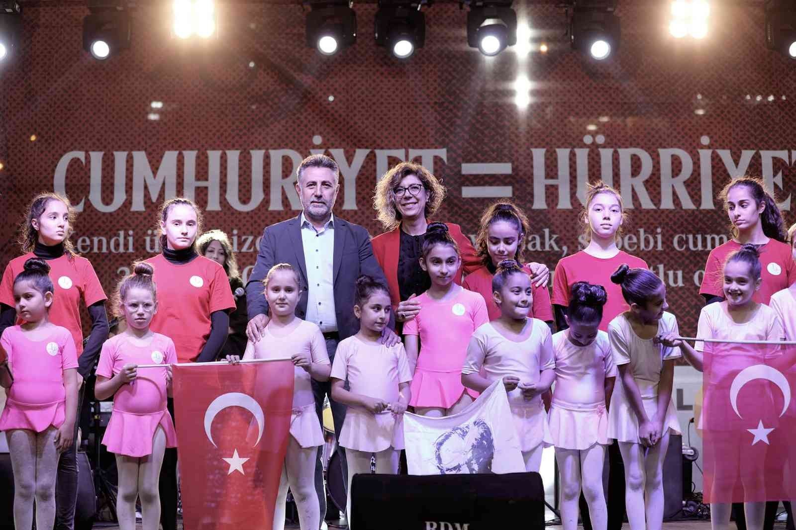 İzmir'in ilçelerinde Cumhuriyet coşkusu gece de sürdü