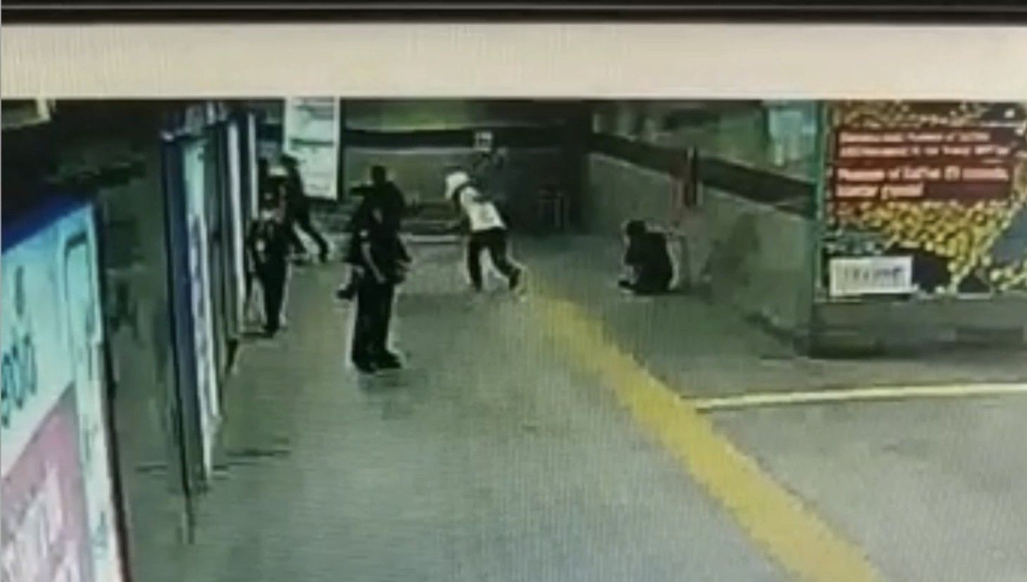 Metro alt geçidinde silahlı saldırı kamerada