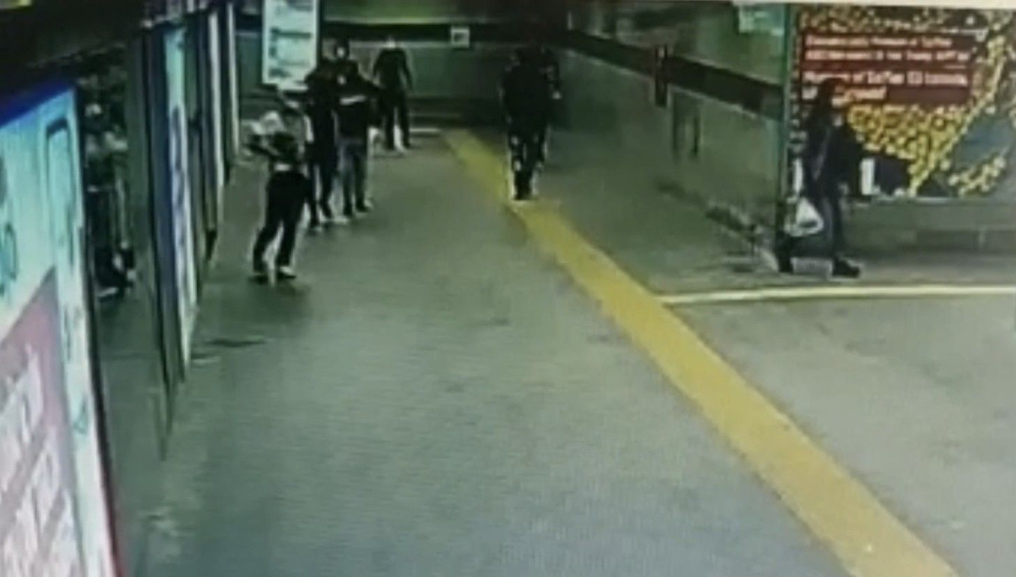 Metro alt geçidinde silahlı saldırı kamerada