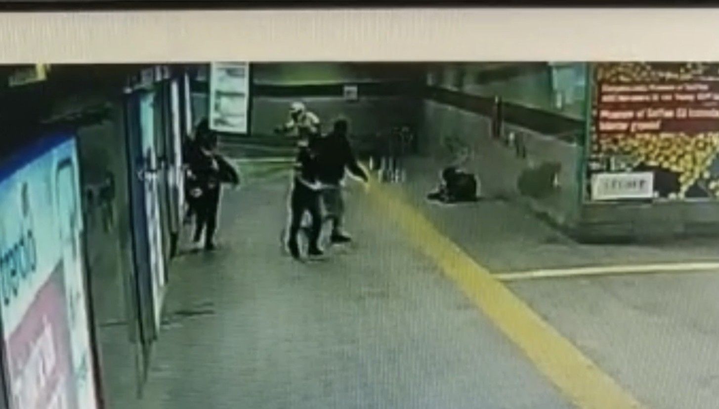 Metro alt geçidinde silahlı saldırı kamerada