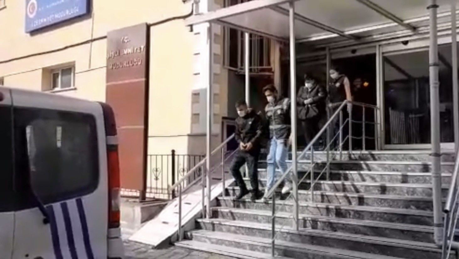 Metro alt geçidinde silahlı saldırı kamerada