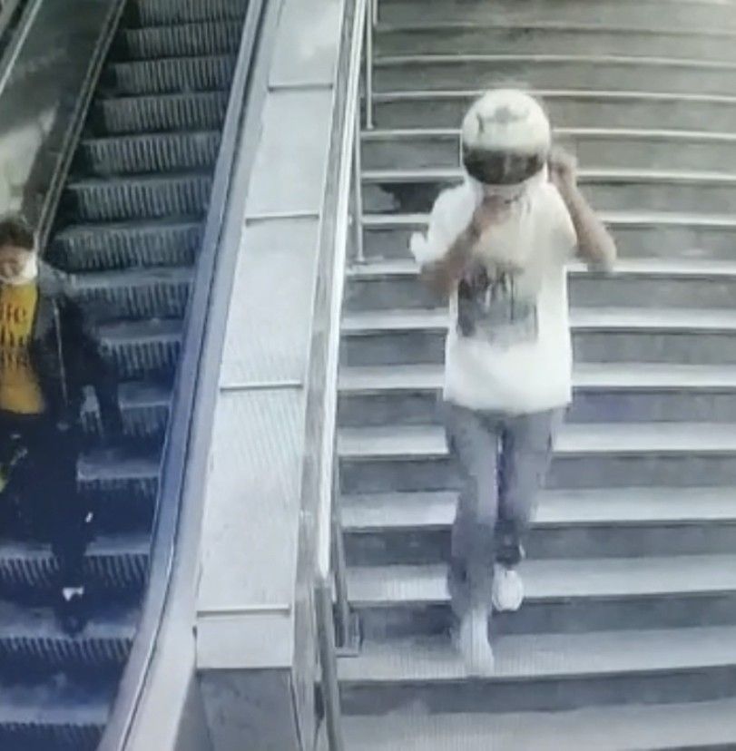 Metro alt geçidinde silahlı saldırı kamerada