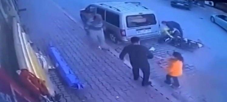 Çarptığı gence yardıma gelenlere "bırakın gebersin" dedi