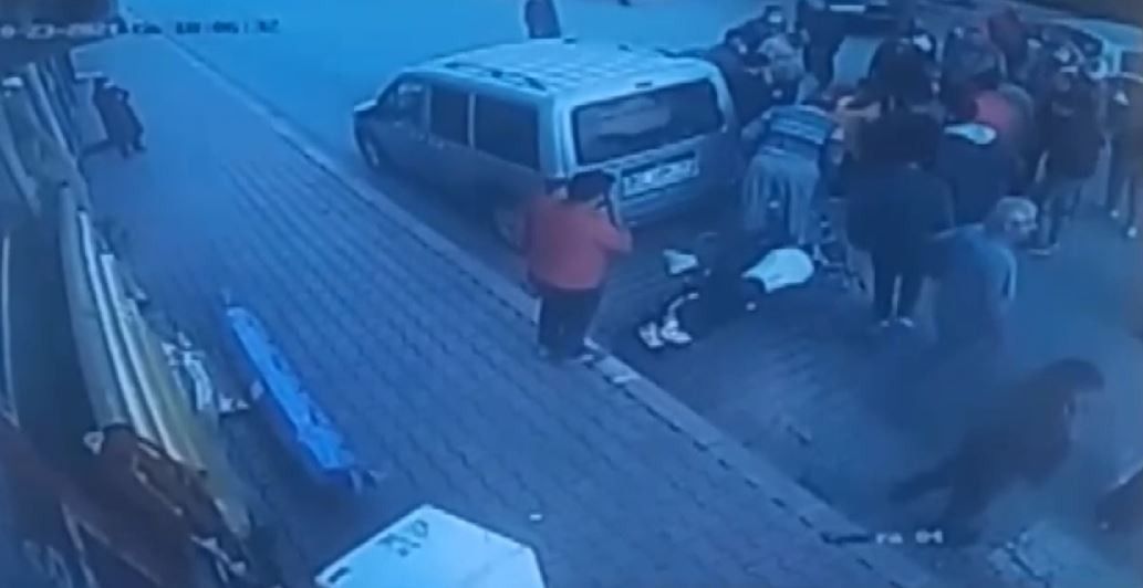 Çarptığı gence yardıma gelenlere "bırakın gebersin" dedi