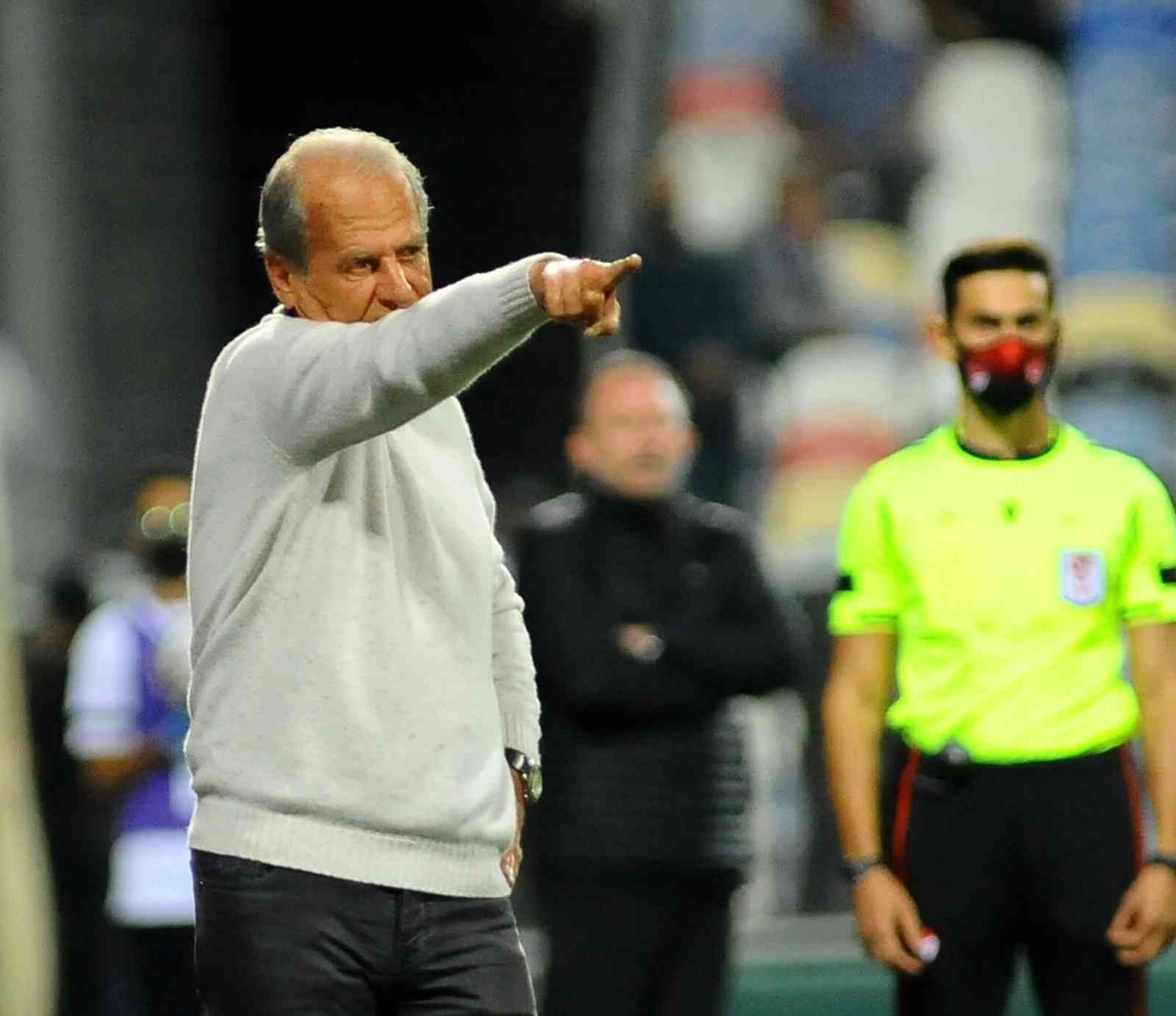Mustafa Denizli taraftarları övdü