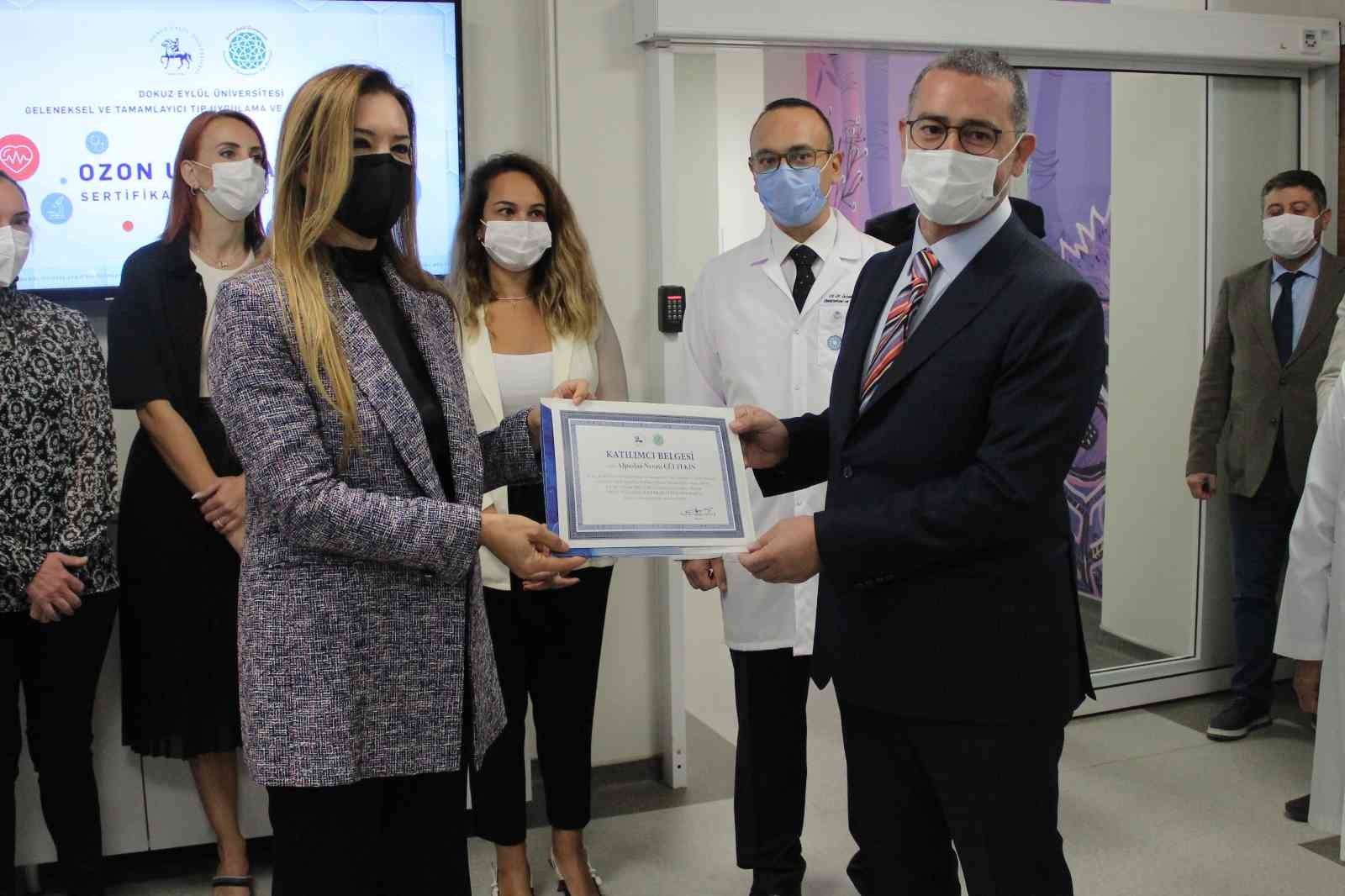 Ozon tedavisi eğitimi gören doktorlar sertifikalarını aldı
