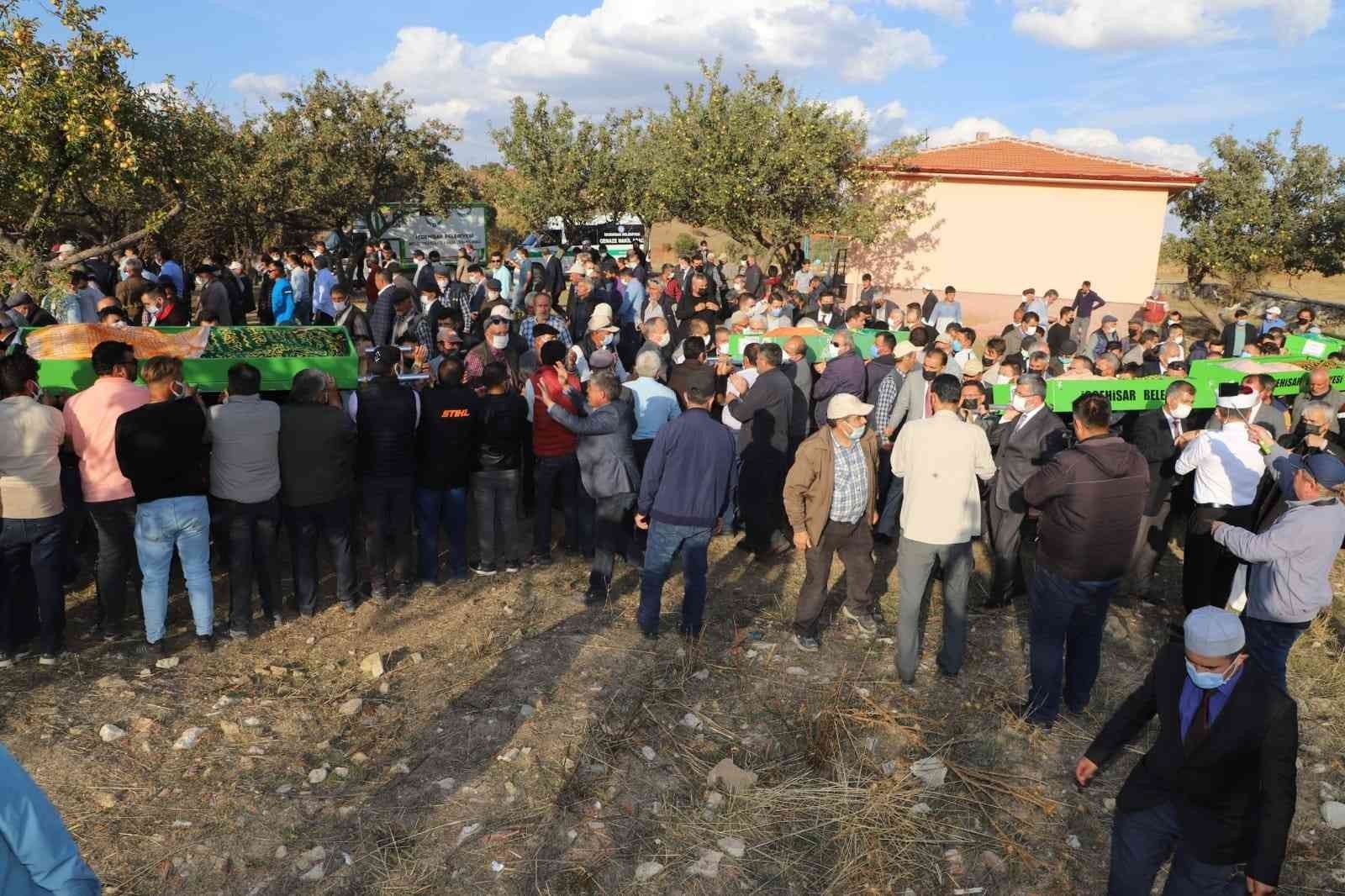 Sınıfta oturdukları sıraları musalla taşları oldu