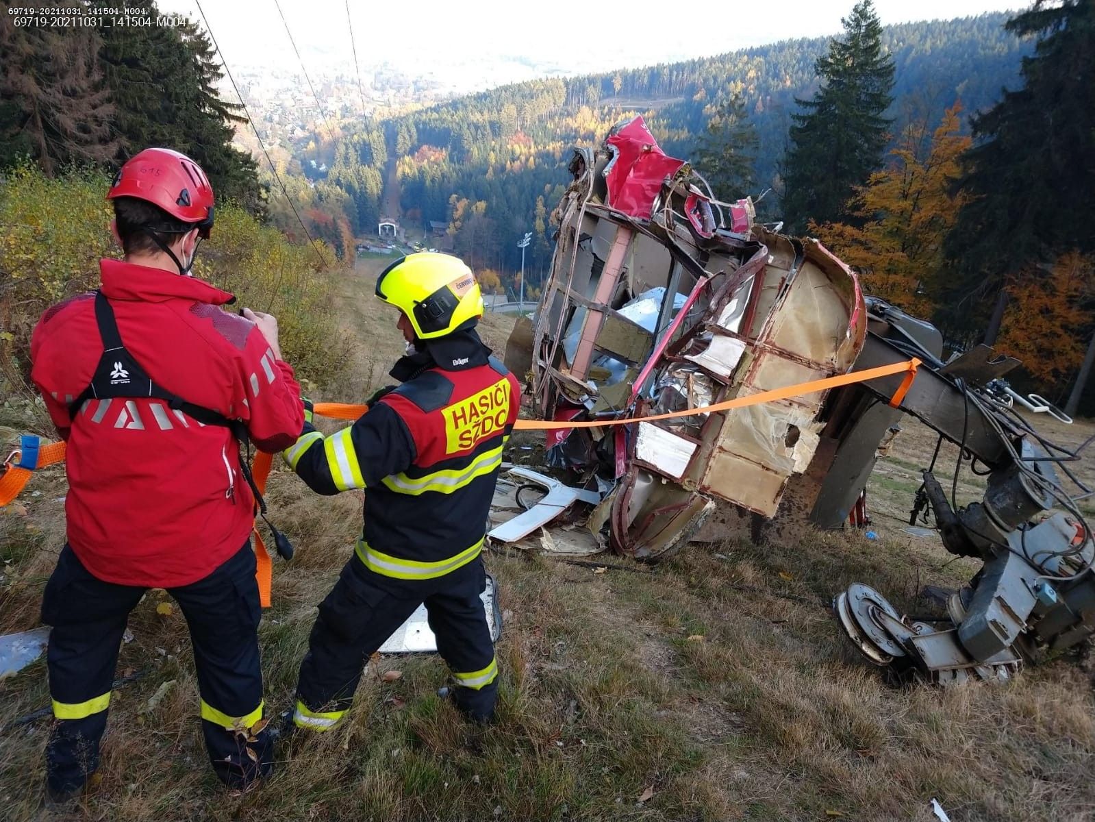 Teleferik kabini 30 metreden yere çakıldı: 1 ölü