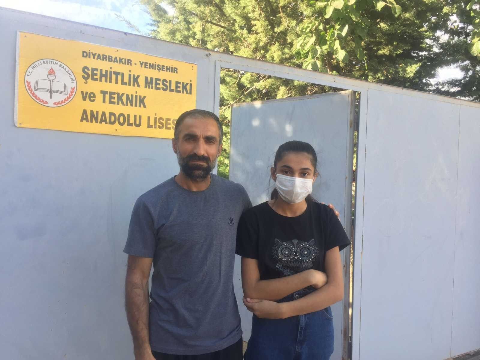 Üniforma alacak parası olmayan öğrenci, okula alınmadı