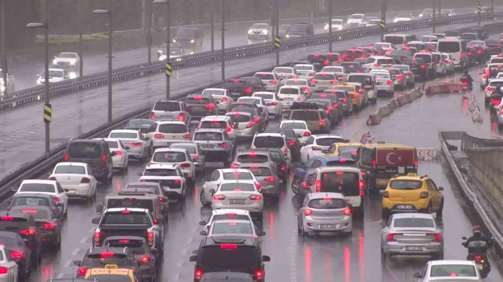 Yağış trafiği olumsuz etkiledi