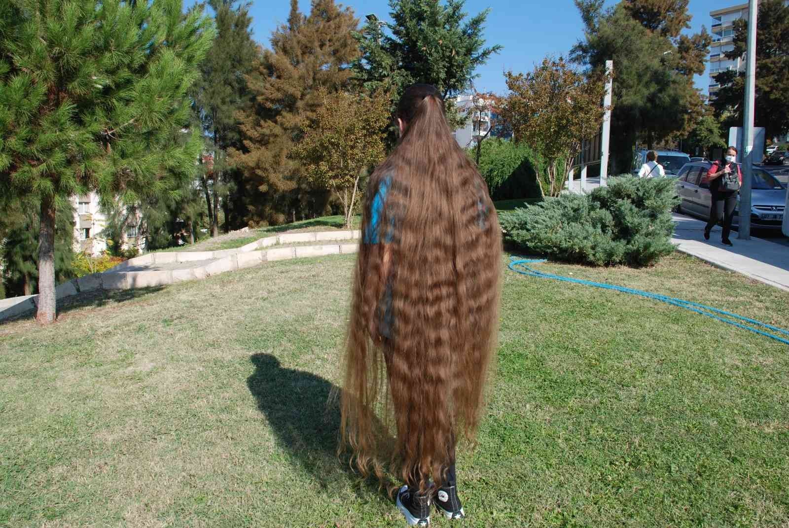 14 yaşındaki Rapunzel Pelin'in saçları boyunu aştı