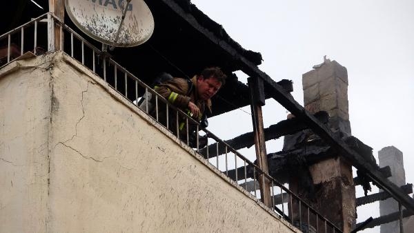 4 katlı apartmanın çatı katında çıkan yangın, söndürüldü