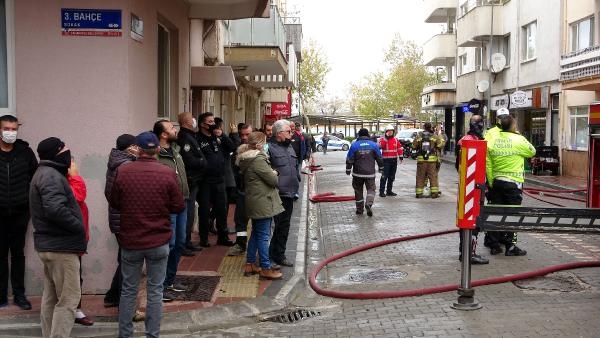 4 katlı apartmanın çatı katında çıkan yangın, söndürüldü
