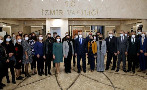 '7 İklim 7 Coğrafyada Bizim Yunus'a Vefa Sergisi' İzmir'de açıldı