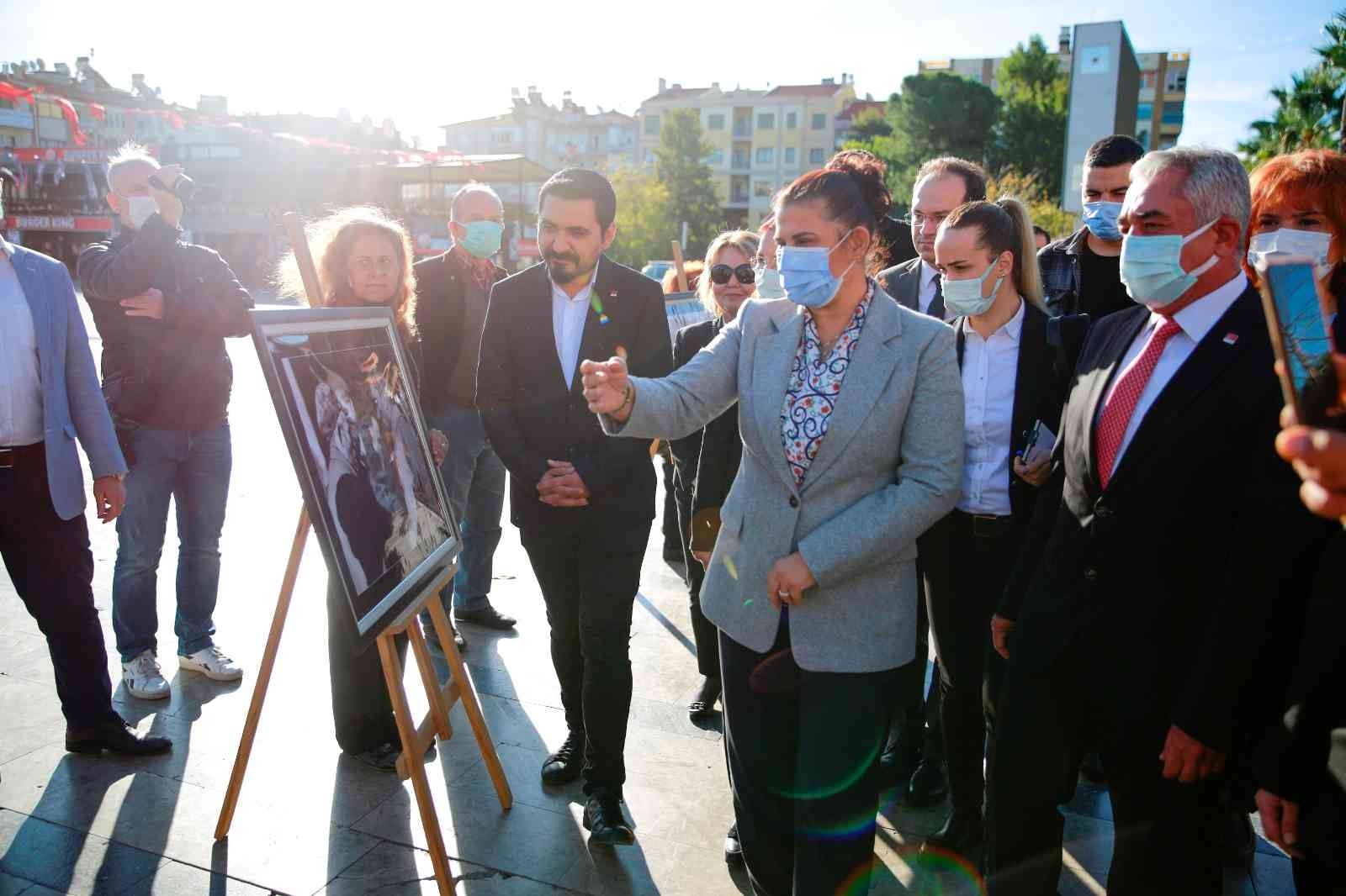 Atatürk Fotoğrafları Sergisi'nde nutuk ve Türk Bayrağı dağıtıldı