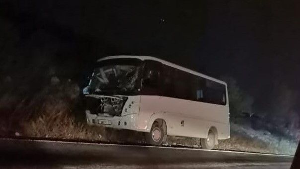 Bergama'da minibüs zeytinyağı traktörüne çarptı: 3 yaralı