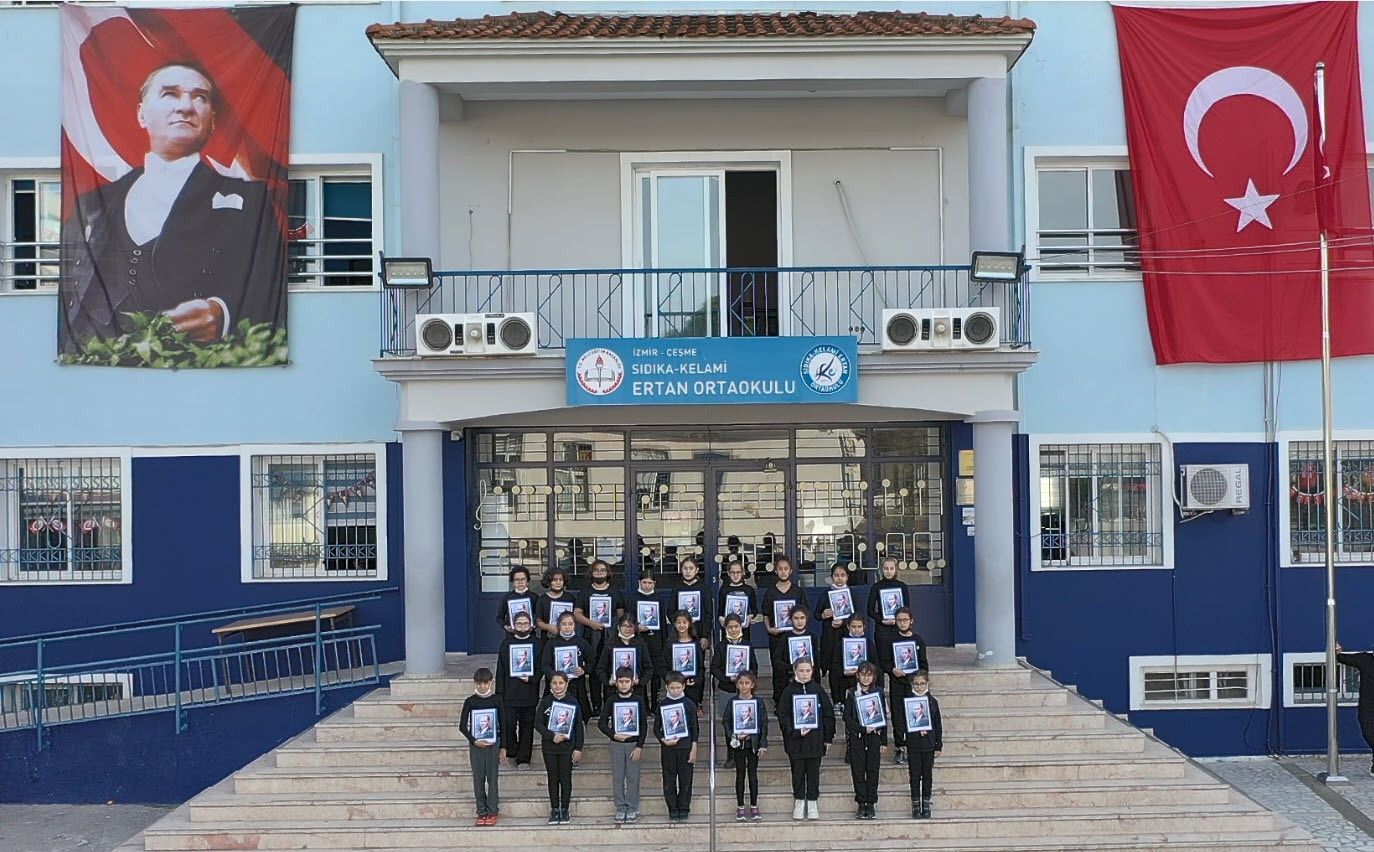 Çeşmeli 515 öğrenciden Atatürk imzalı koreografi