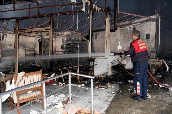 Çıkan yangında 48 iş yerinden 46'sı yandı