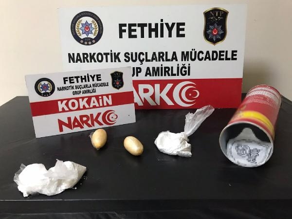Cips kutusunda 90 gram kokain ele geçirildi; 2 tutuklama