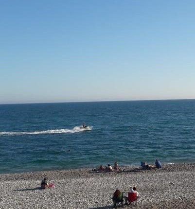 Denizde yüzen kadına jet-ski çarptı